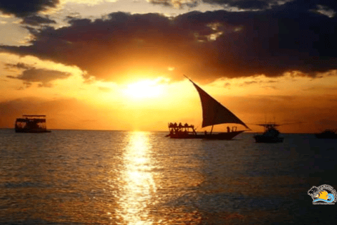 Zanzibar: Crociera in Dhow al tramonto sulla spiaggia di Nungwi/Kendwa con frutta