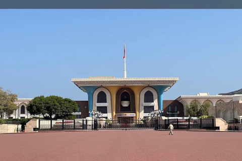 Muscat: Private City Tour with a Local Guide & Full Transfer