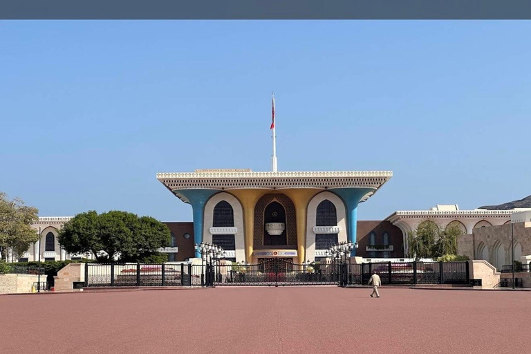 Muscat: Private City Tour with a Local Guide & Full Transfer