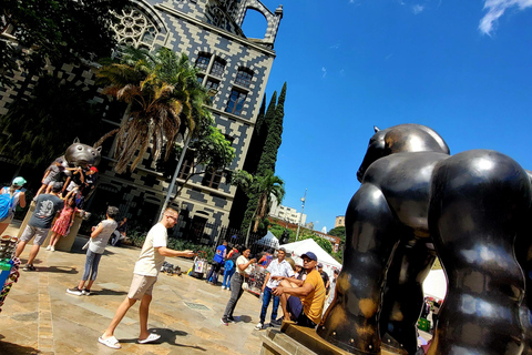 « Medellín dévoilée » Comuna 13, Plaza Botero et téléphérique« Medellín dévoilée » : Comuna 13, Plaza Botero et téléphérique