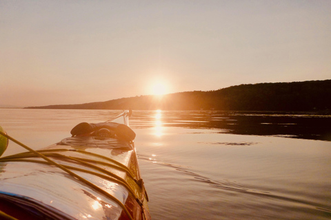 Wycieczka kajakiem morskim o zachodzie słońca w Quebec City z Mapple WineSpływ kajakowy o zachodzie słońca - spotkanie na wyspie Orleans