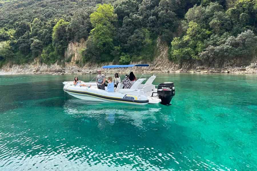 Saranda: Bootstour nach Krorez mit Schnorcheln, Getränken und Schwimmen. Foto: GetYourGuide Saranda: Bootstour nach Krorez mit Schnorcheln, Getränken und Schwimmen. Foto: GetYourGuide