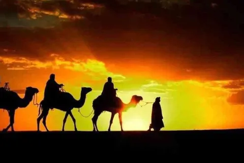 Marraquexe: Pôr do sol no deserto de Agafay, passeio de camelo, jantar e espetáculo