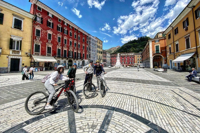 Excursion en E-Bike dans les carrières de marbre de Carrare avec dégustation de saindoux