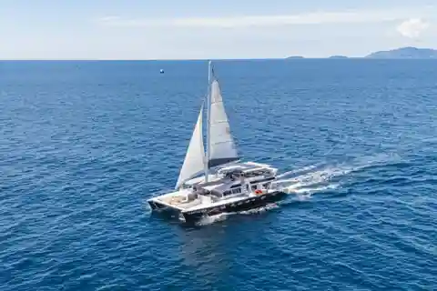 Phuket: Dagsudflugt med katamaran til øerne Coral, Racha og Promthep