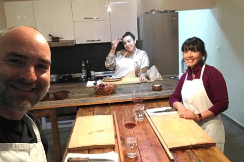 Clase de cocina tradicional con vino casero en Tirana