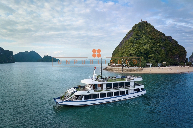 Halong Bay Verrukkingen: Deluxe dagcruise met kajakken & lunchHalong Bay luxe dagcruise - Pick up in Bai Chay haven