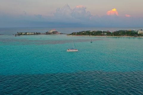 Desde Cancún: Crucero en Catamarán por Isla Mujeres al Atardecer