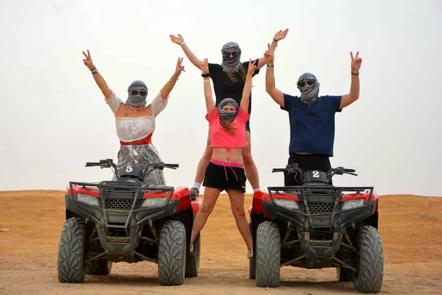 Hurghada: Wüstenerlebnis mit Quad, Buggy & Kamel. Foto: GetYourGuide Hurghada: Wüstenerlebnis mit Quad, Buggy & Kamel. Foto: GetYourGuide
