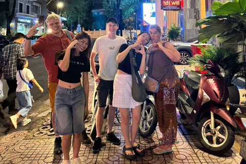 4 horas de tour nocturno de comida en Ciudad Ho Chi Minh en Scooter