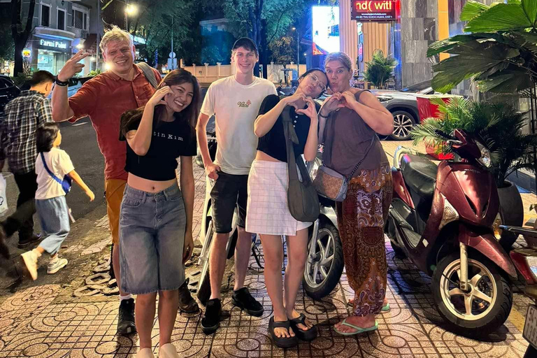 4 horas de tour nocturno de comida en Ciudad Ho Chi Minh en Scooter