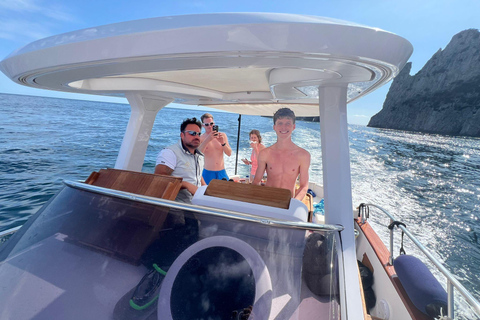 Capri: Secret Corners Boat Tour with Local Skipper