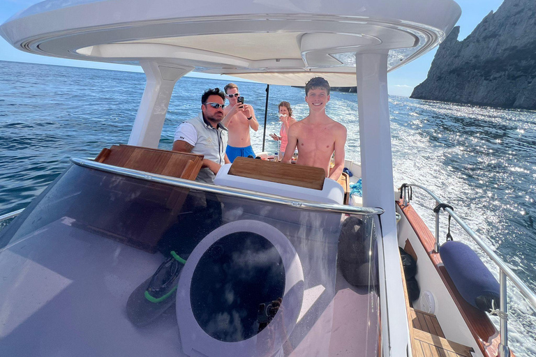 Capri: Secret Corners Boat Tour with Local Skipper