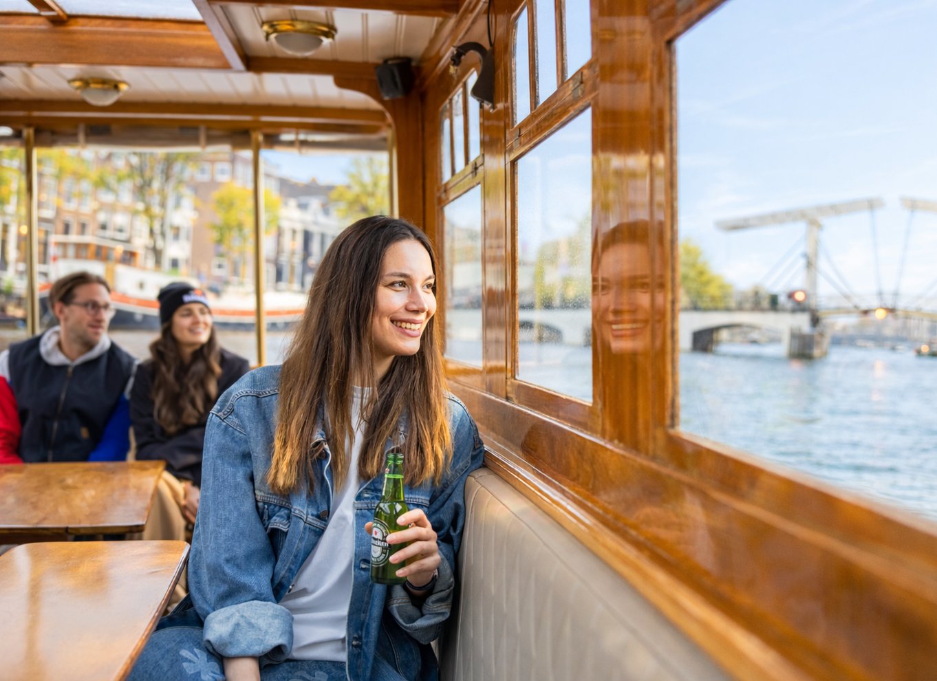 Amsterdam: Bådtur i salonbåd med ost og vin som tilvalg