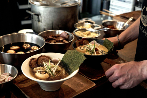 ¡Ramen y gyozas profesionales con un chef de ramen en un restaurante!Clase exprés de ramen y gyozas en Tokio