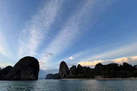 Mise en évidence du plancton rougeoyant et du coucher de soleilBateau rapide pour le coucher de soleil et le plancton rougeoyant de Koh Daeng