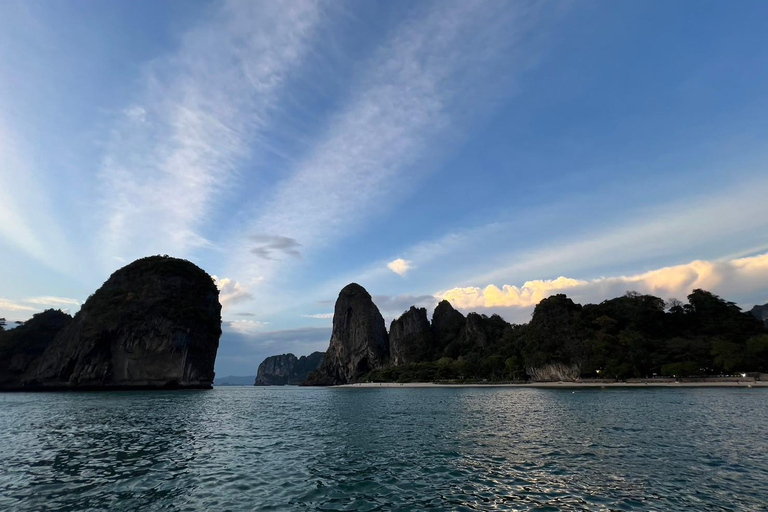 Resaltar el plancton brillante y la puesta de solCosecha de lujo del plancton brillante y la puesta de sol de Koh Daeng