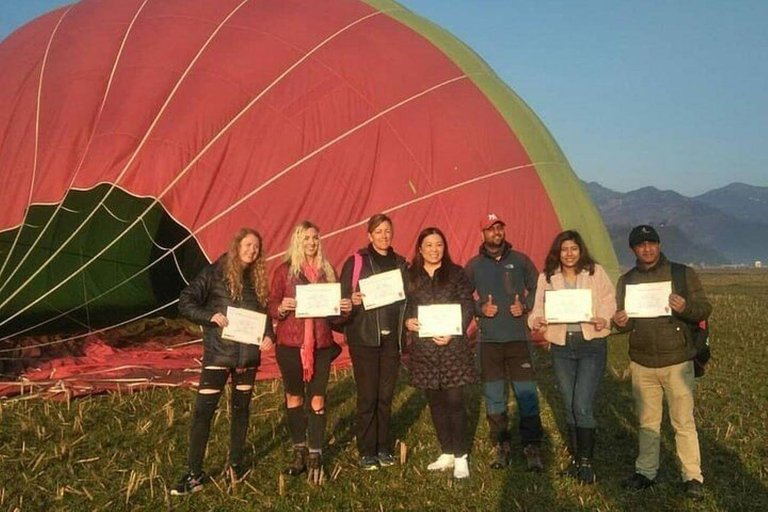 Pokhara: Private HeißluftballonfahrtPrivate Heißluftballonfahrt in Pokhara mit Abholung vom Hotel