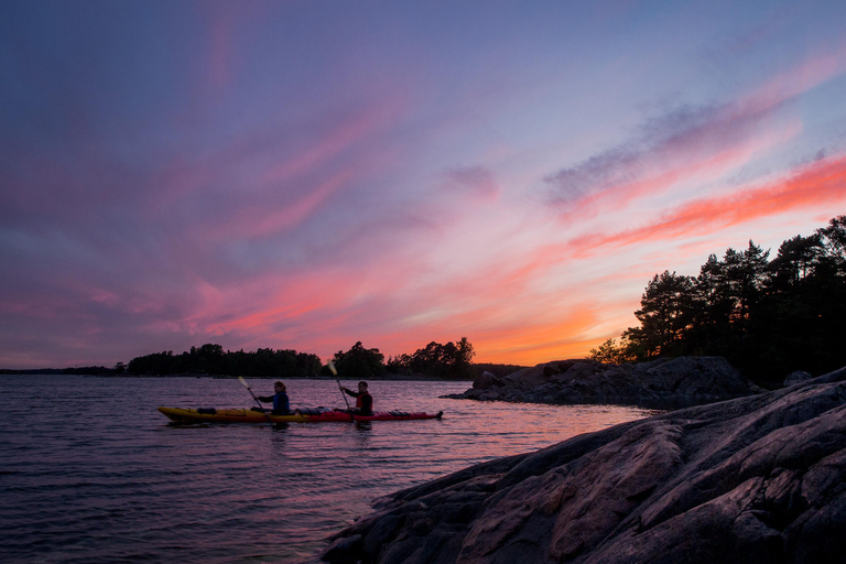 Helsinki : Excursion en kayak au soleil de minuit avec feu de camp