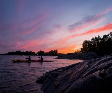 Helsinki : Excursion en kayak au soleil de minuit avec feu de camp