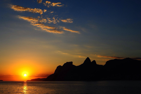 Tour Arpoador Sunset: Walk Copacabana Beach & Sunset Views