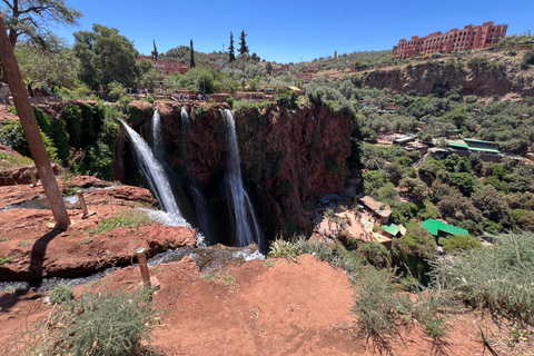 Z Marrakeszu: wodospady Ouzoud z lokalnym przewodnikiem i rejsemUdostępnij Wycieczka Marrakesz: Wodospady Ouzoud z przewodnikiem i rejs statkiem