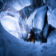 Svalbard : aventure privée en motoneige dans une grotte de glace
