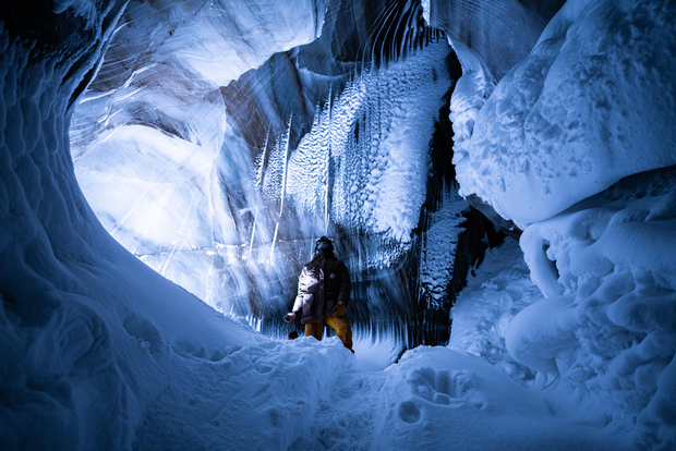 Isole Svalbard: avventura in motoslitta nella grotta di ghiaccio