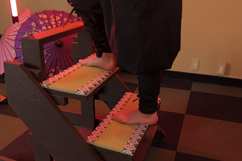 Tokyo: Ninja-Style Stretch Coordinated by 2 Physiotherapists