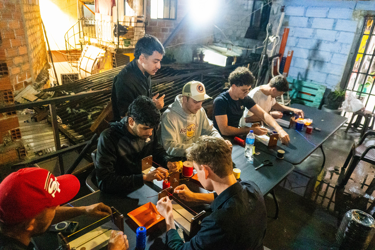 Medellín: Experience Comuna 13 with a local guide and weave your own souvenir [Max. 8]