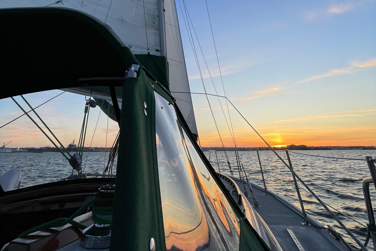 San Diego : Excursion guidée au coucher du soleil et en journée à bord d'un voilierNavigation à la journée