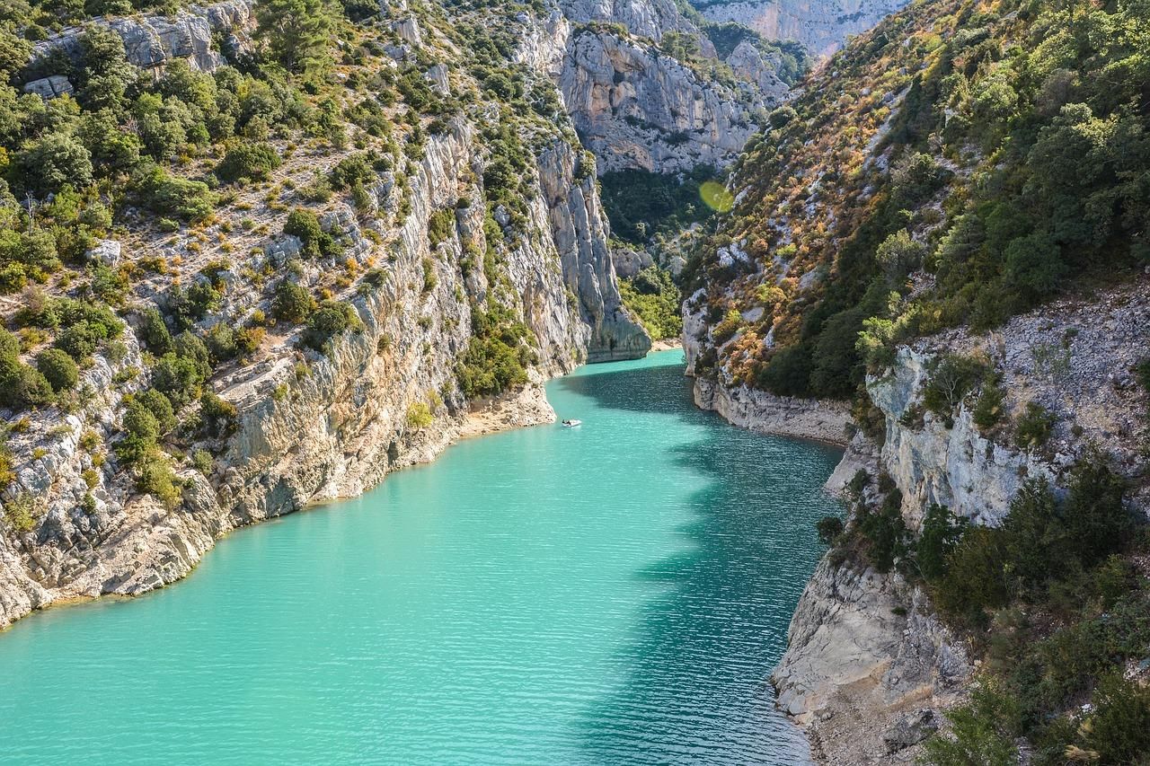 Besuch die Lavendelfelder, die Verdonschlucht und Moustiers von Aix aus.