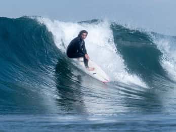 Surf met een nieuwe vriend in het World Surf Reserve van Ericeira