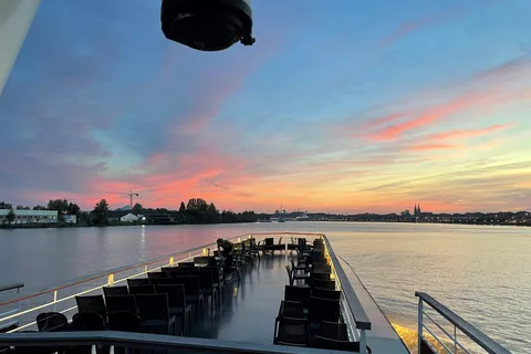 Aperitive guided cruise « Wine and Canelé »