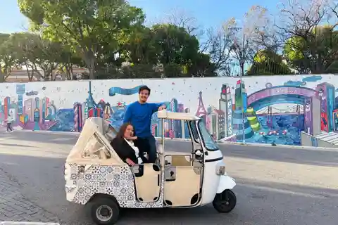 Lisbon: Tuk Tuk with hotel pick up and the best of old city