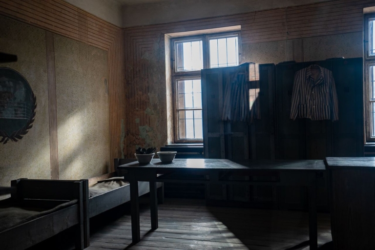 Vanuit Krakau: dagtocht met gids Auschwitz-BirkenauRondleiding in het Engels vanaf Meeting Point