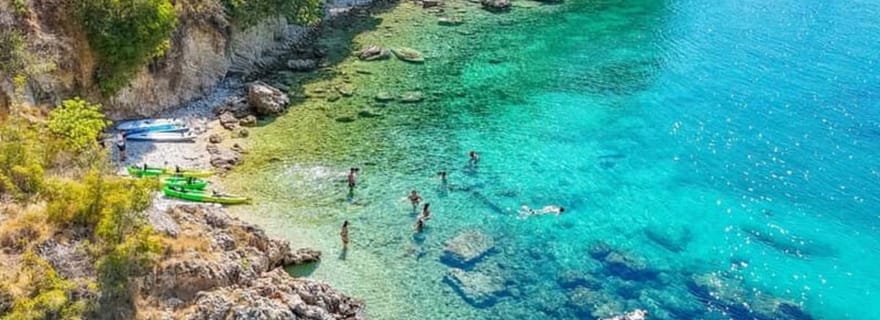 Himara : sortie en bateau, baignade, snorkeling et grottes