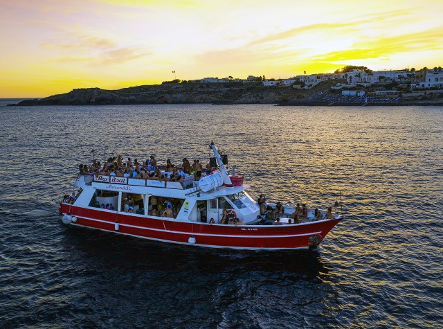 Visit Boat Party al Tramonto nelle acque del Salento con Drink in Torre San Giovanni