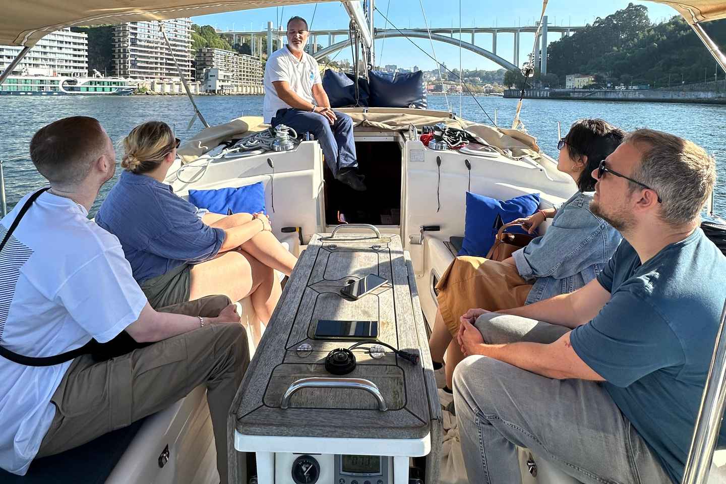 Porto 4H: Charming cruise, wine tasting, and vintage van tour