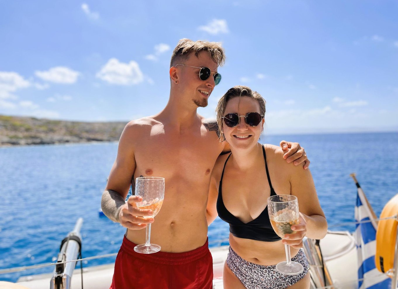 Hersonissos: Krydstogt med katamaran i solnedgang med snacks og drinks