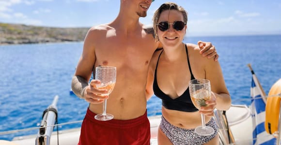 Hersonissos: Katamaranfahrt bei Sonnenuntergang mit Snacks und Getränken