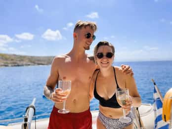 Hersonissos: Sunset Catamaran Cruise with Snacks and Drinks