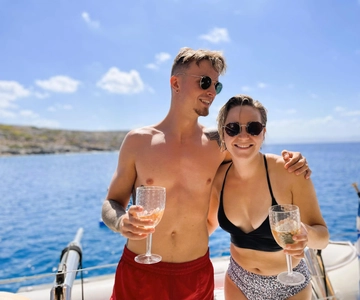 Hersonissos: Sunset Catamaran Cruise with Snacks and Drinks