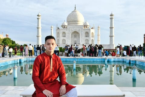 From Delhi: 2-Day Agra and Fatehpur Sikri Private Tour