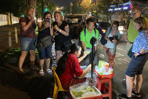 Phnom Penh: Sunset Cruise & Evening City Highlights Tour Vespa Option + English Guide