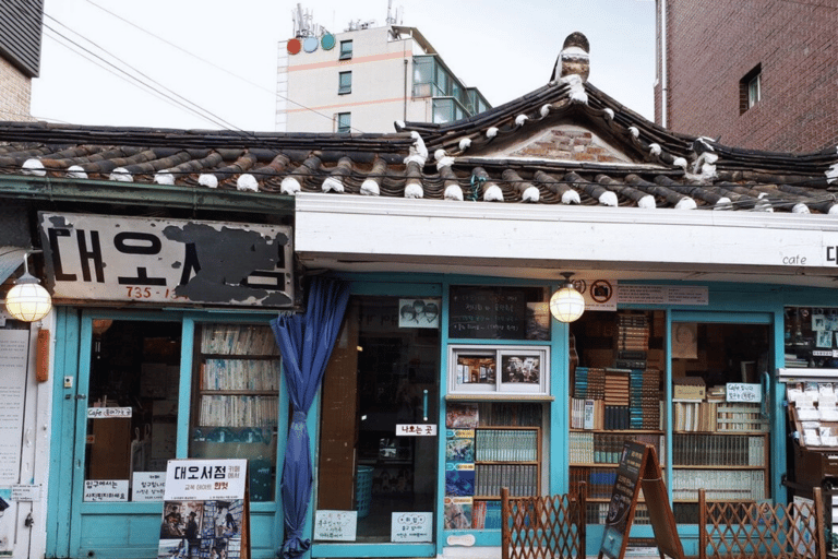 Gyeongbok-gung and Seochon walking tour with coin lunchbox Gyeongbok-gung & Seochon Walking Tour (Hanbok Experience)