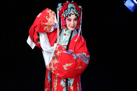 جولة تجمع بين الألعاب البهلوانية وعروض الأوبرا في بكين