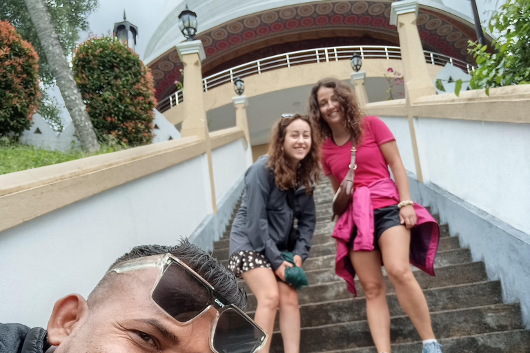 Kandy: Night Tour with Cultural Show, Buddha, & Dinner