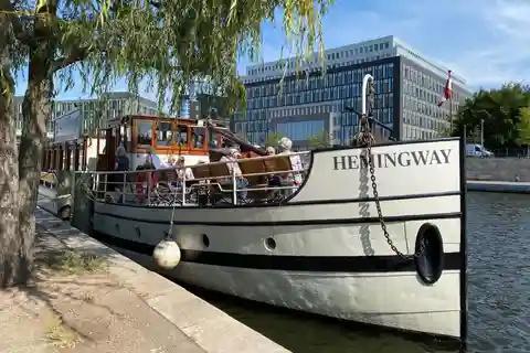 Berlin: Historic Boat Sightseeing City Center Tour