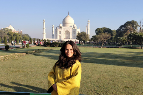 From Delhi: Taj Mahal Day Tour with 5 Star Hotel Lunch From Delhi: Tour with Driver, Guide, Entry Tickets & 5* Meal